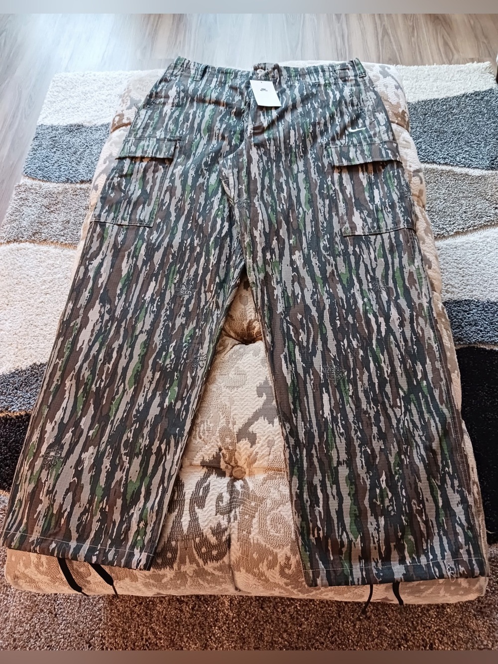 Nike Pants (Made in Indonesia)/Nike Men's Loose Fit Cargo Pants